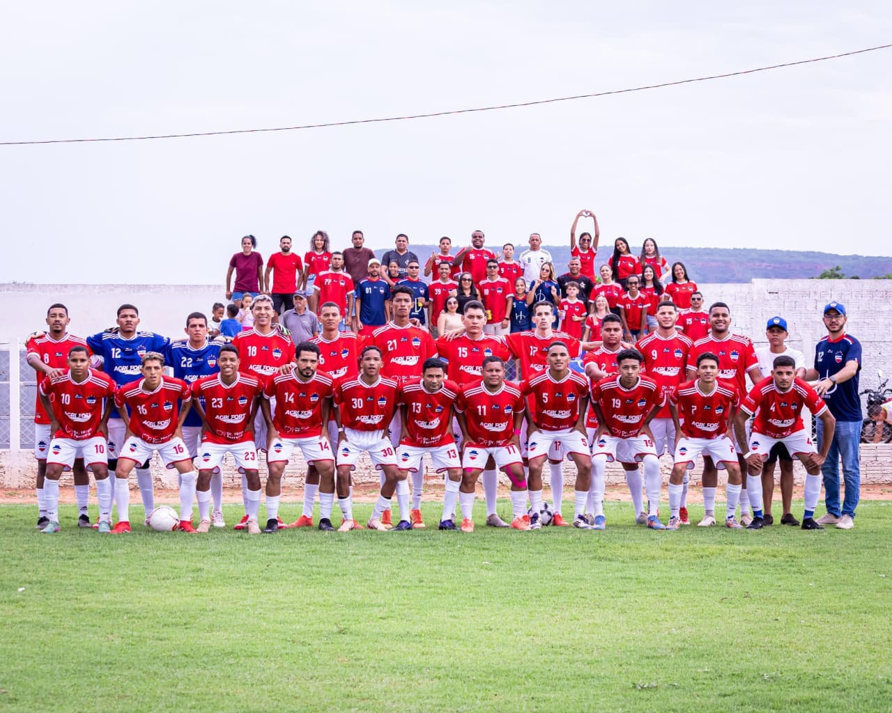 Time do River Futebol Clube junto da torcida